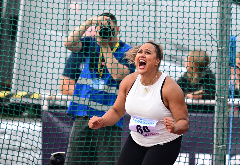 En glad Vanessa Kamga efter att ha kastat 64 meter.