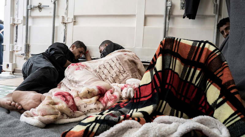 Några migranter ligger på golvet på Ocean Viking efter en räddningsaktion i november 2022 där 234 personer räddades.