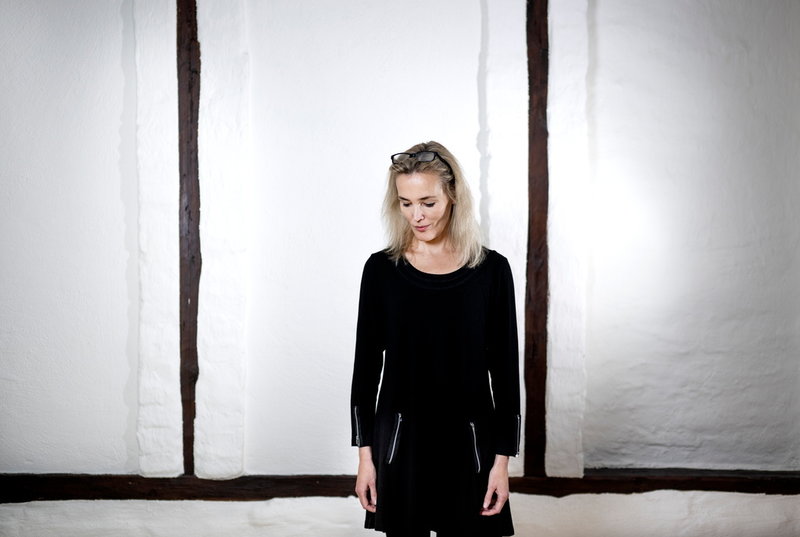 Efter begravningen hörde många av sig och berättade att de blivit berörda. 'Jag kan förstå att det finns liksom ett behov av den här typen av bok', säger hon.