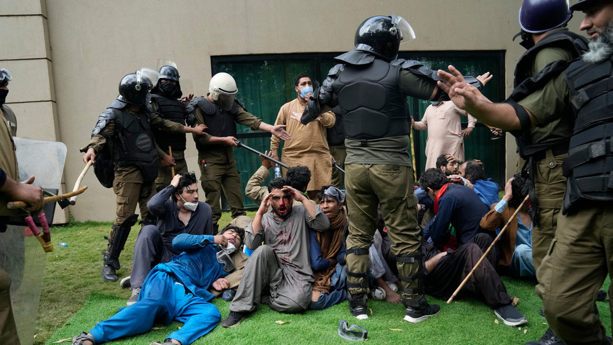 Pakistans polis griper anhängare till Pakistans tidigare premiärminister Imran Khan utanför dennes bostad i Lahore. Samtidigt utspelas tumultartade scener i Islamabad när rättegången mot Khan skulle inledas.