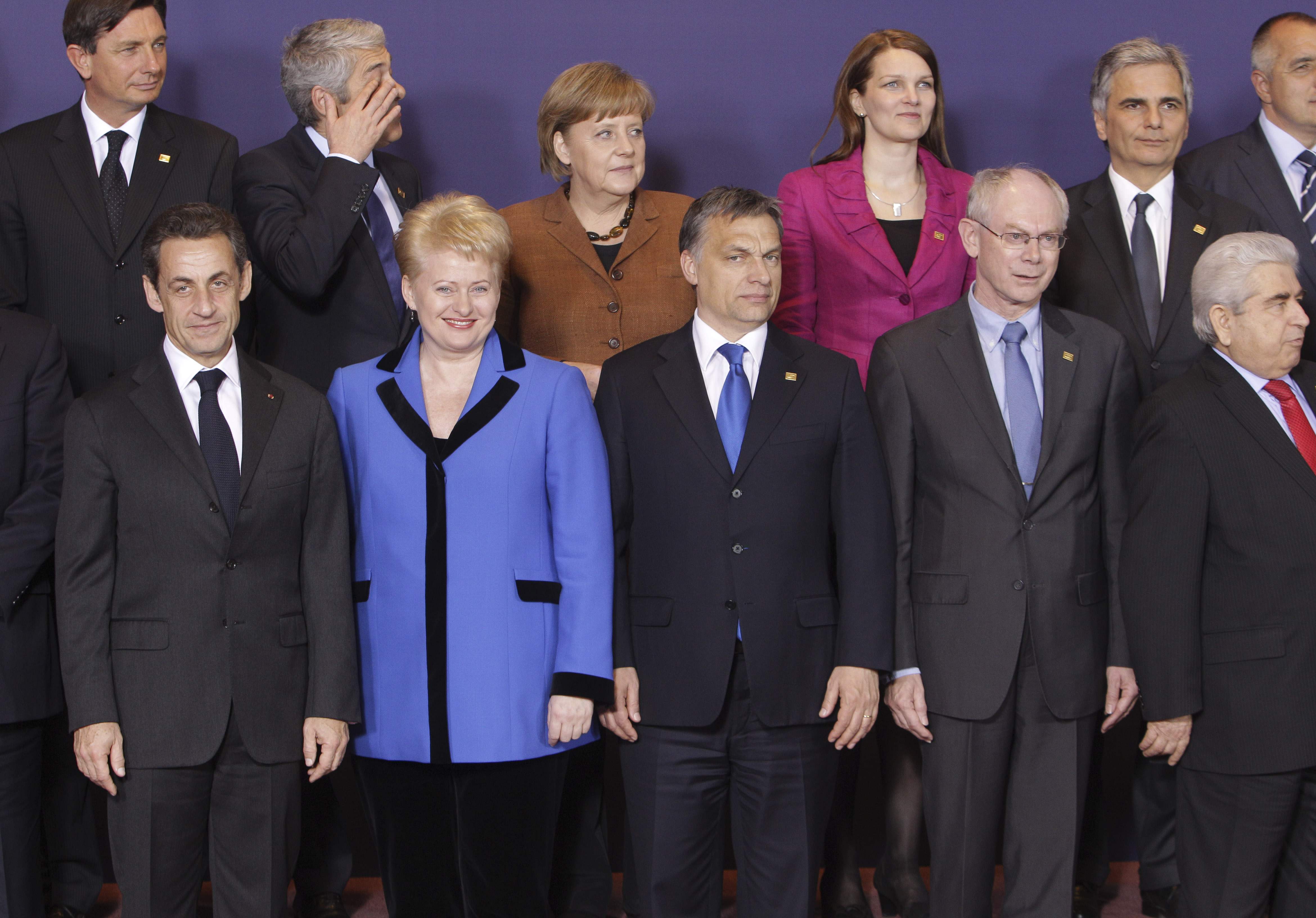 Rökfria - och kanske inte helt nöjda - EU-ledare på möte med rådets ordförande, president Herman Van Rompuy.
