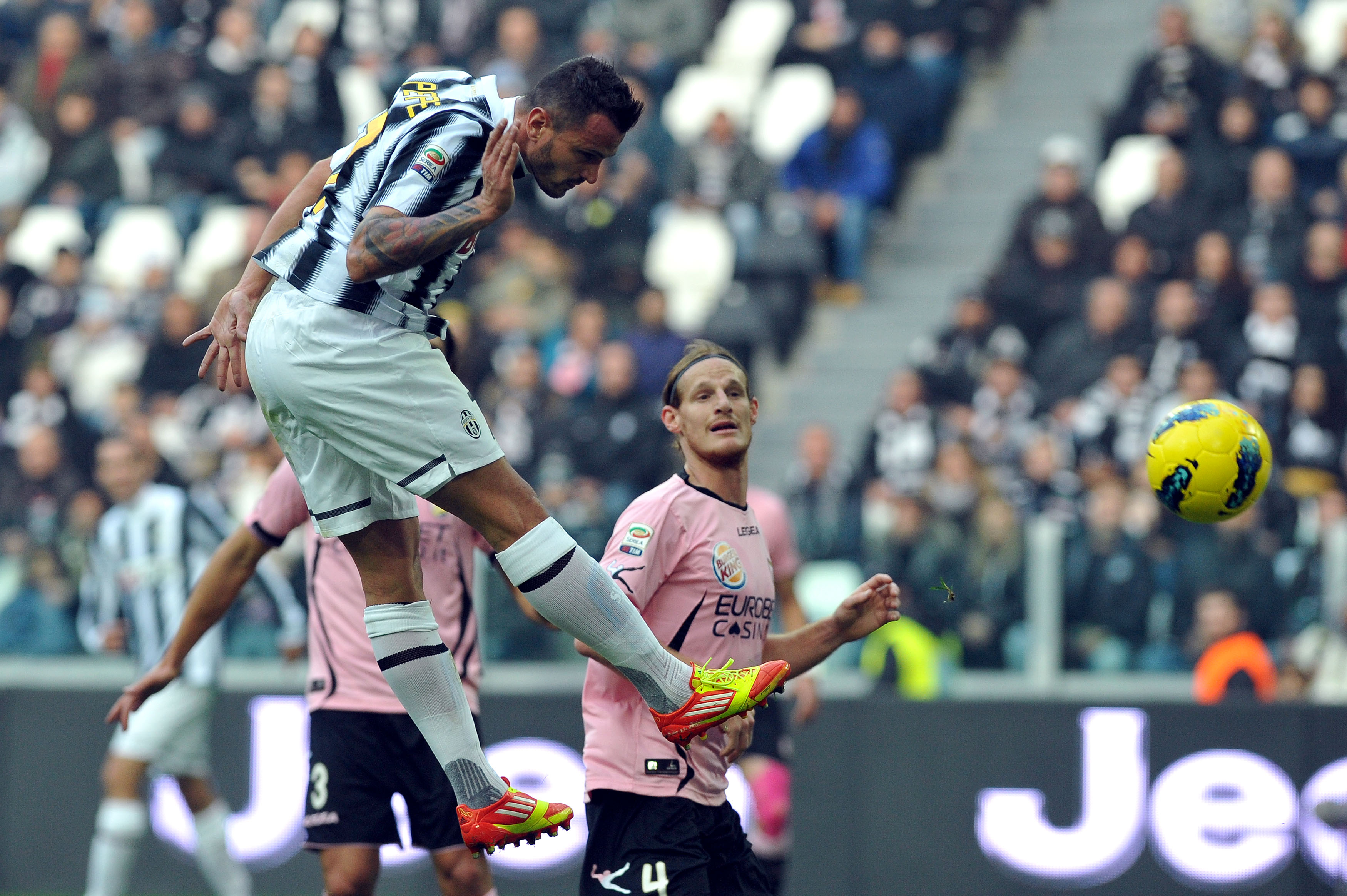 Simone Pepe nickar in 1-0 inför ett kokande Juventus Stadium.