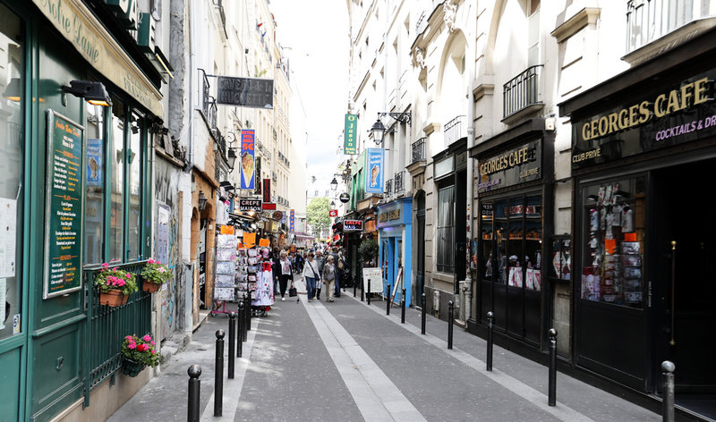 Om kronan stärks blir det till exempel billigare för svenskar att semestra i Paris. Arkivbild.
