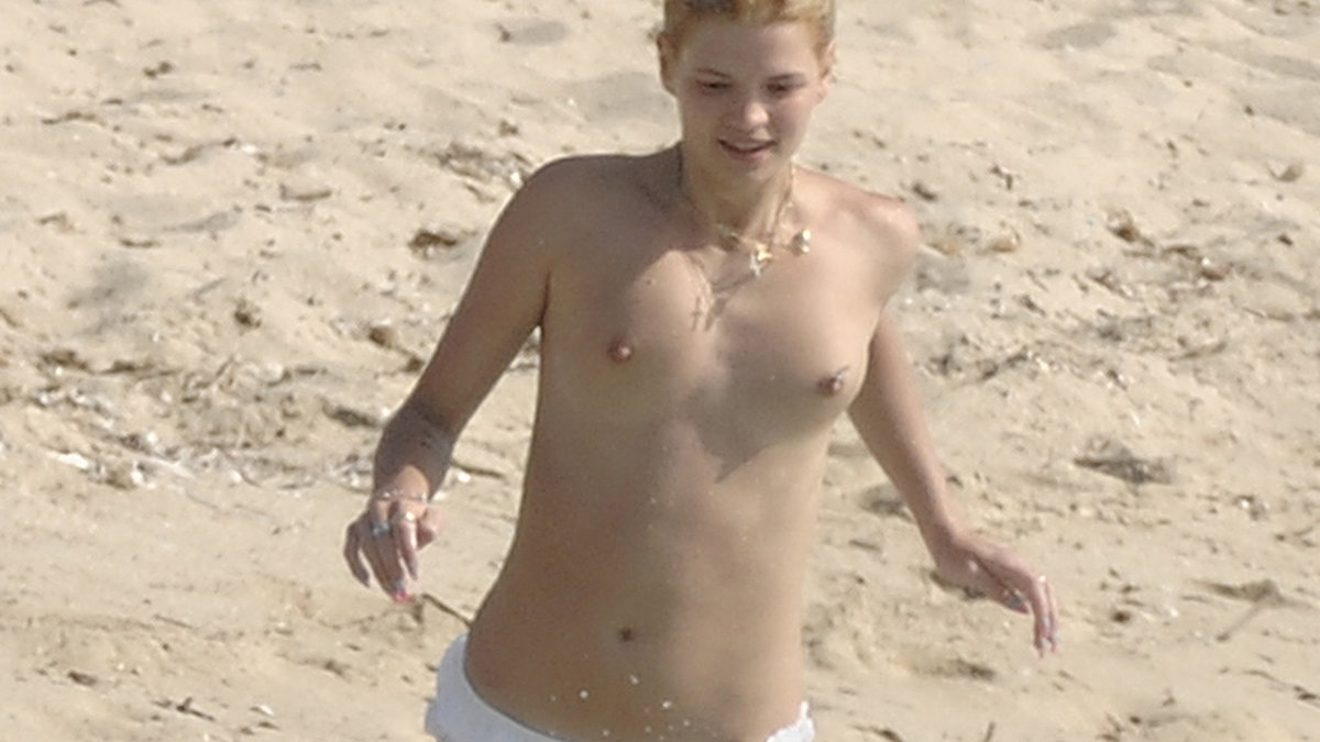 Pixie Geldof i vita bikinitrosor på Ibiza.