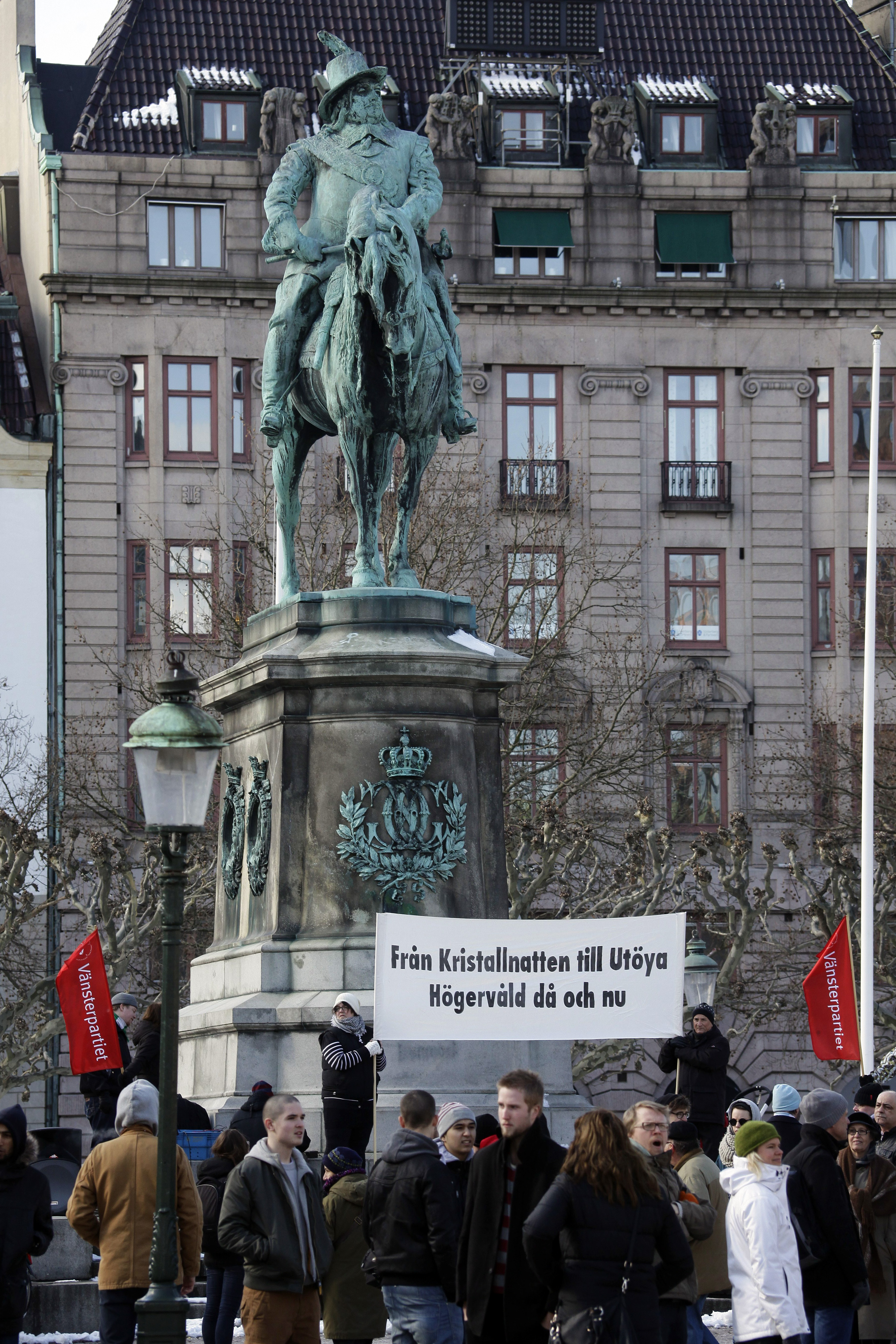 Högerextrema SDL var underlägsna motdemonstranterna i antal. Högerextrema SDL var underlägsna motdemonstranterna i antal.