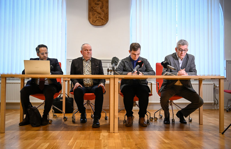 Från vänster Jonathan Peduru-Aratchi, jurist, Per-Joel Sewelen, verksamhetschef/socialchef, Henrik Axelsson, ordförande i lärande och stöds utskott samt kommundirektör Hans Karlsson vid pressträffen.