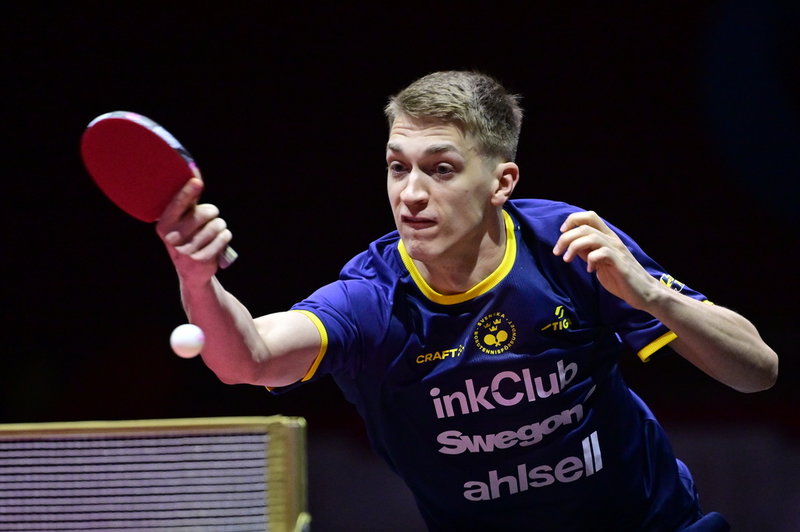 Anton Källberg är vidare till åttondelsfinal där världsettan Lin Shidong väntar.