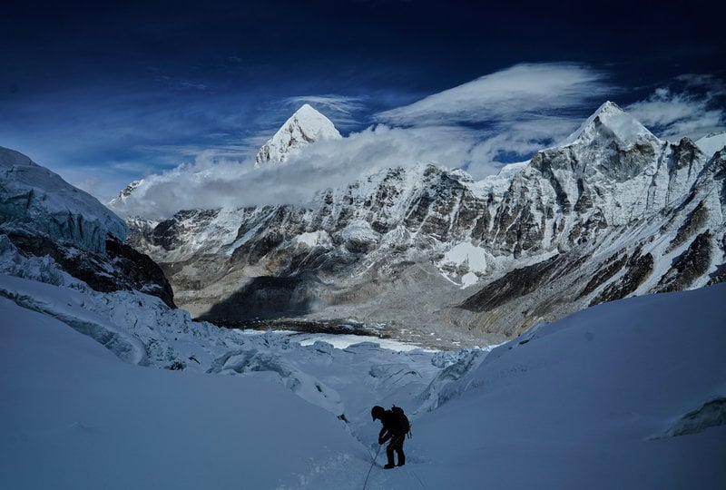 En bergsbestigare på väg mot baslägret vid Mount Everest i maj i år.