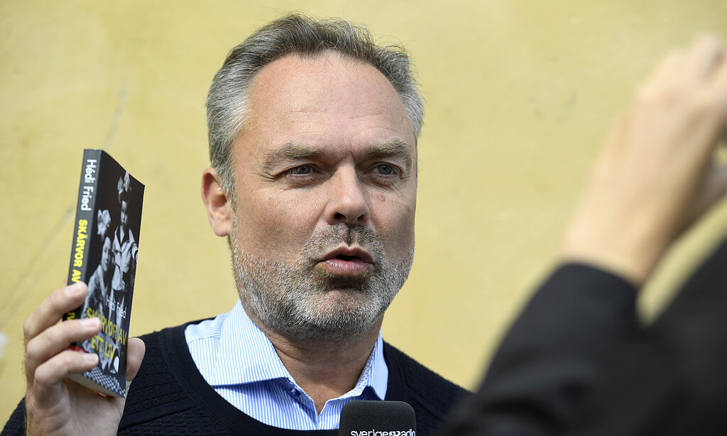 Jan Björklund under en intervju på Almedalsveckans första dag. 
