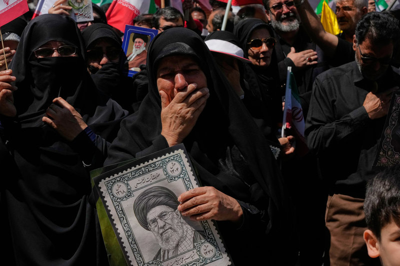 Iranska regimanhängare under en ceremoni 40 dagar efter landets högste ledare Ali Khameneis död. Bild från Teheran på torsdagen.