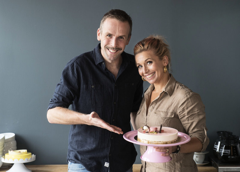 Johan Östling och Tina Nordström är programledare för 'Hela Sverige bakar'. Arkivbild.