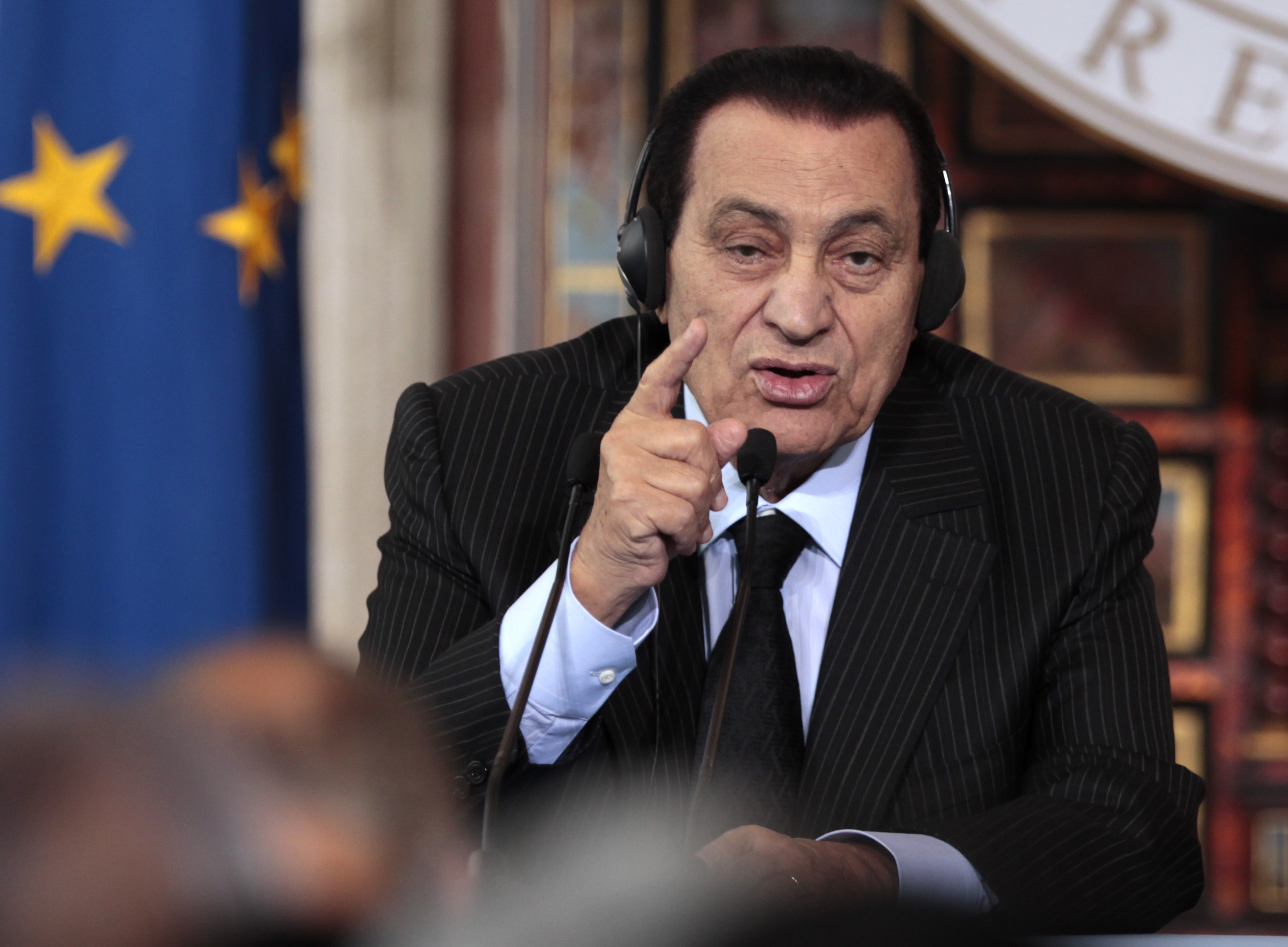 Demonstranterna krävde att president Hosni Mubarak avgår.