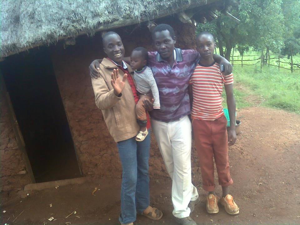 Wycliff Onyingwa Morumbwa i mitten, med familj.