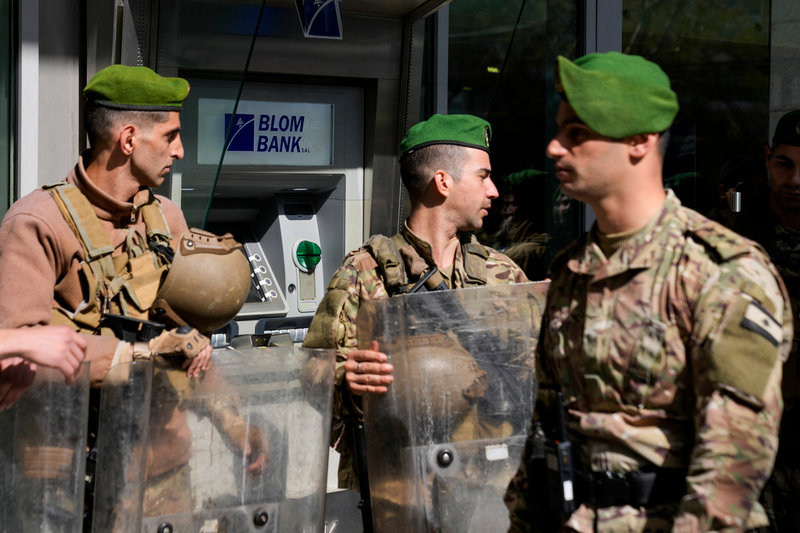 Militären har behövt vakta bankerna, sedan upplopp brutit ut när befolkningen på grund av den ekonomiska krisen inte tillåtits ta ut sina egna pengar. Bild från februari 2022.