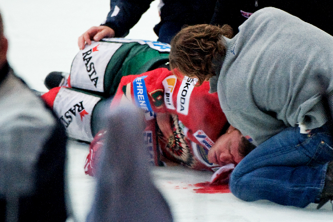 Magnus Kahnberg knockades på isen.