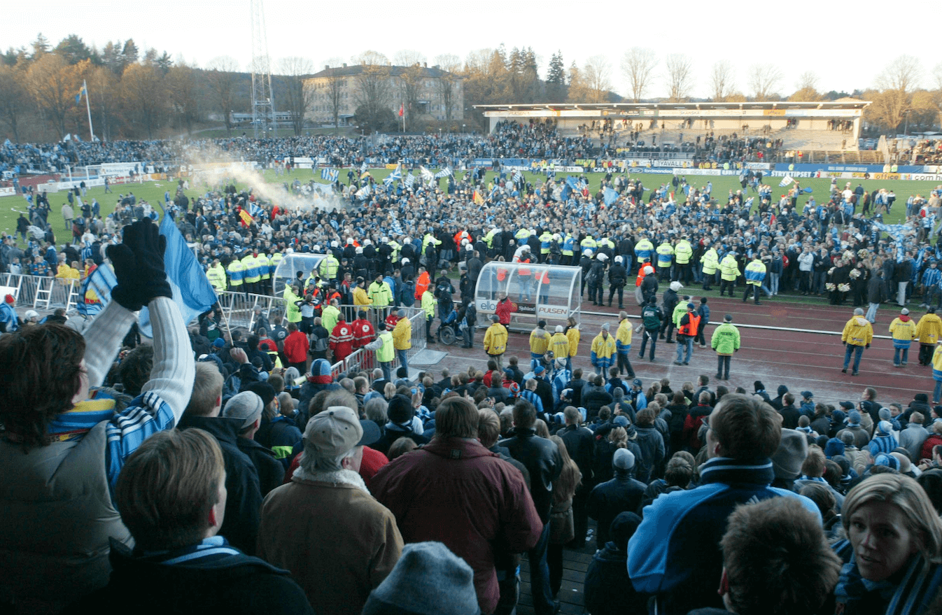 Åtta säsonger tidigare åkte drygt 10 000 Djurgårdare till Borås. Åtta säsonger tidigare åkte drygt 10 000 Djurgårdare till Borås.