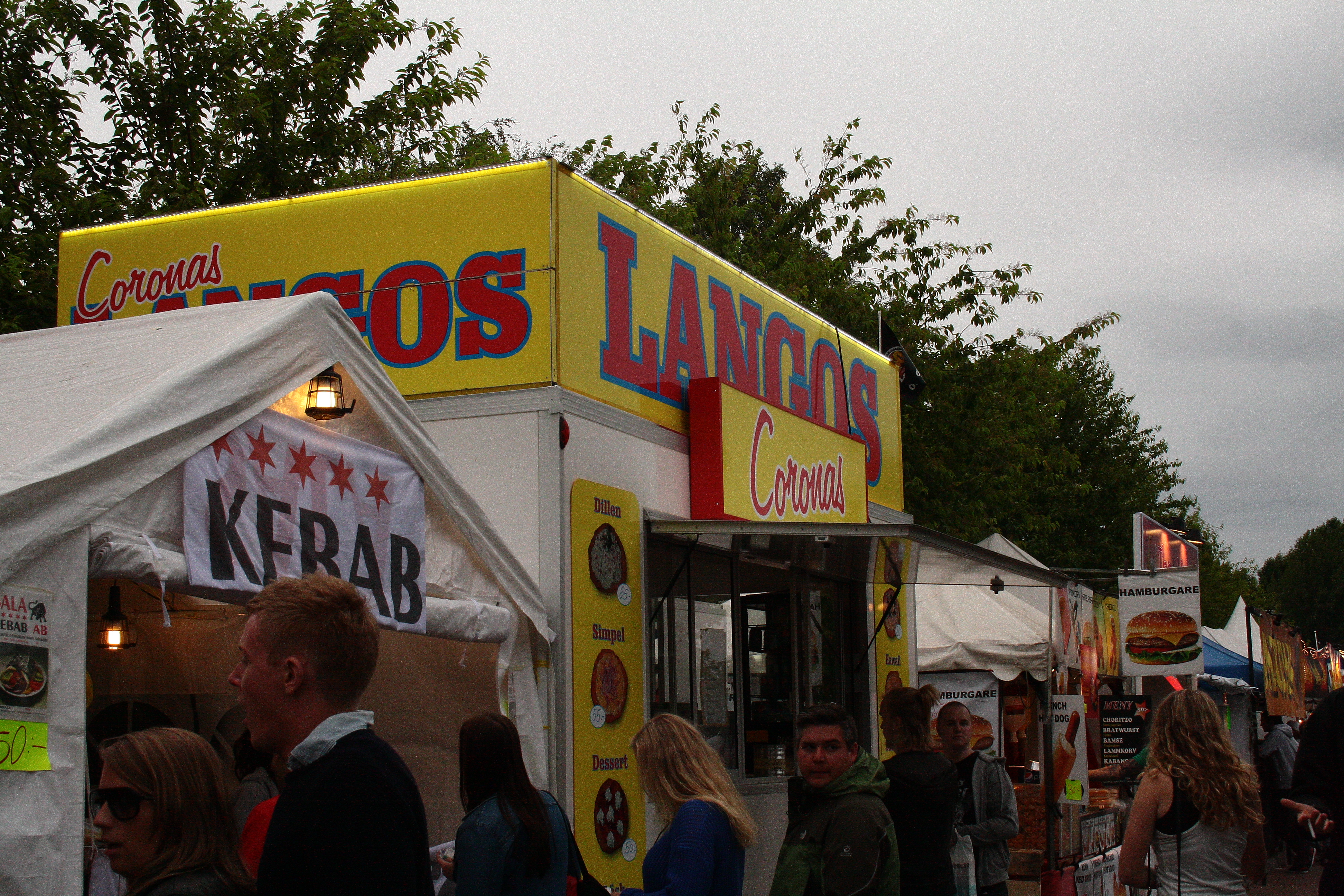 Kebab och langos konkurrerar om besökarnas smaklökar.