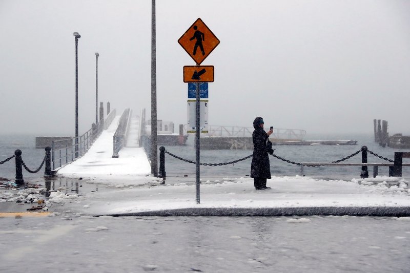 Vatten svämmar över i Bostons hamn.