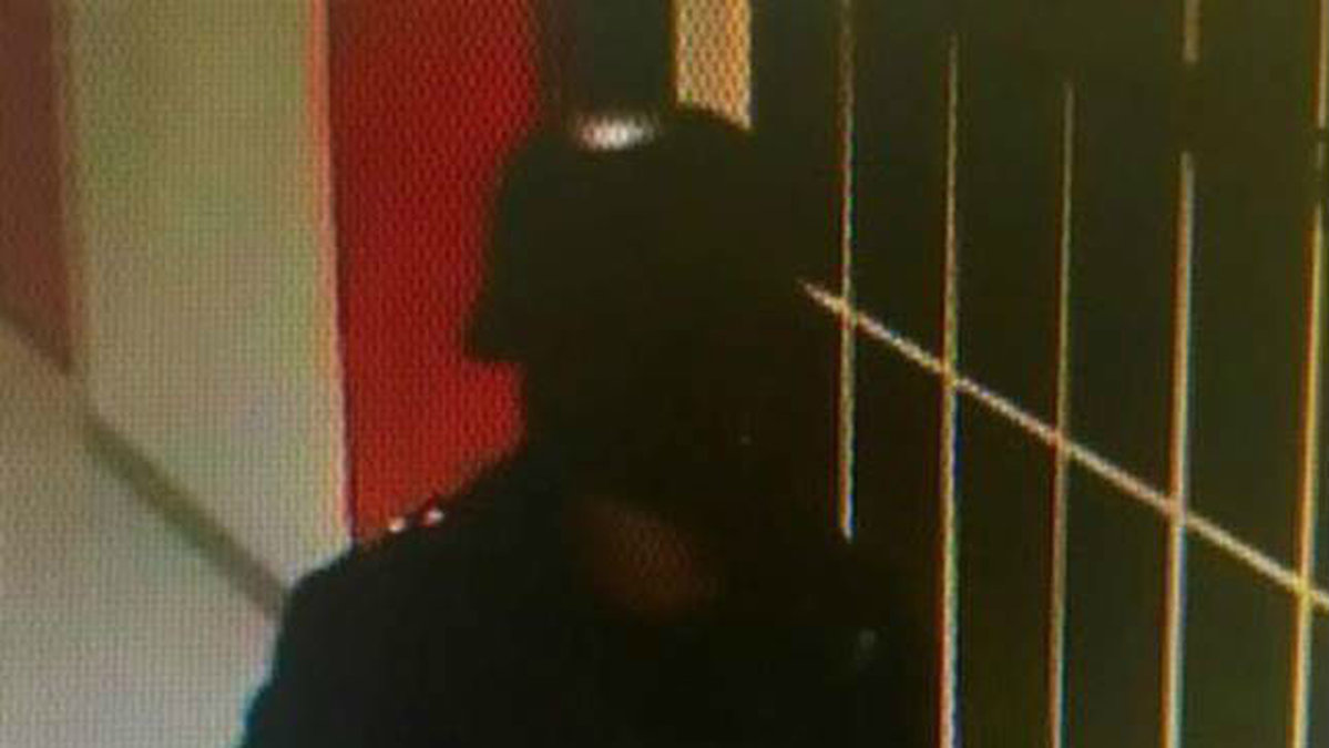 Bild från skolattacken i Trollhättan. Gärningsmannen var klädd i svart med svart mask och hjälm. 