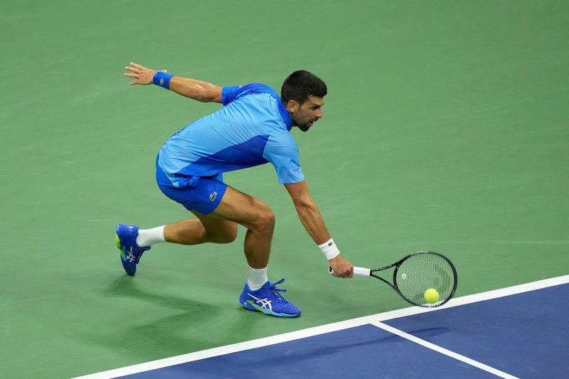 Djokovic slår tillbaka en boll i US Open-finalen mot Daniil Medvedev-
