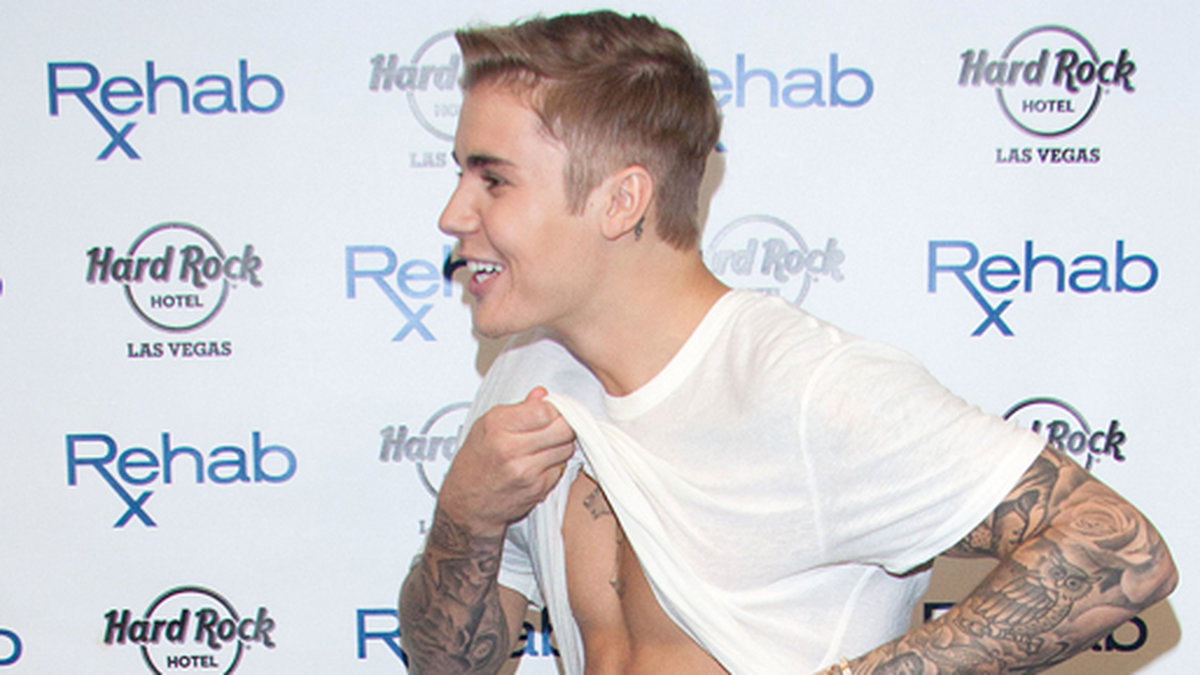Justin Bieber visar magen på Floyd Mayweathers party. 