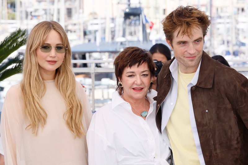 Huvudrollsinnehavarna Jennifer Lawrence och Robert Pattinson tillsammans med regissören Lynne Ramsay.