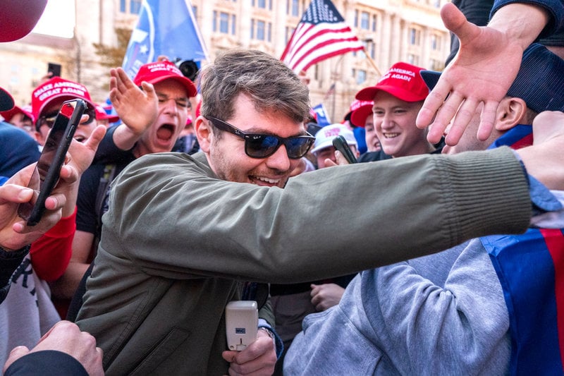 Nick Fuentes (i solglasögon) i samband med en Trumpmarsch i Washington DC i november 2020.