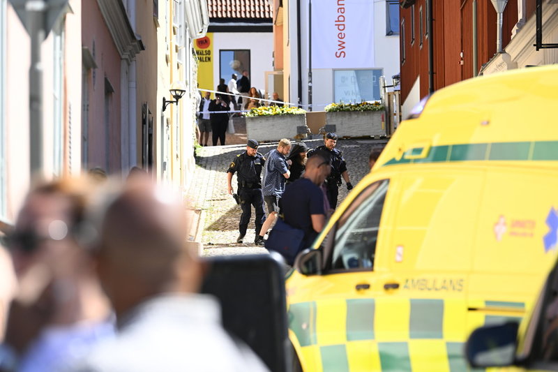 Polisen griper den nu dömde Theodor Engström efter knivmordet under Almedalsveckan i Visby 2022.