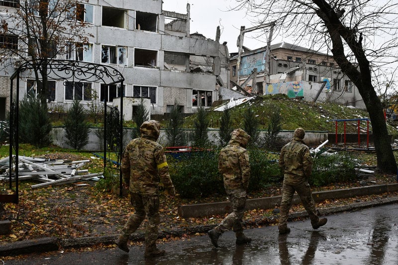 Ukrainska soldater i Druzjkivka tidigare under kriget. Arkivbild.