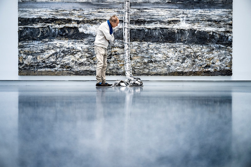 'Am anfang' av Anselm Kiefer föreställer den bibliska Jakobs stege – som förbinder jorden och människan med Gud och himlen.