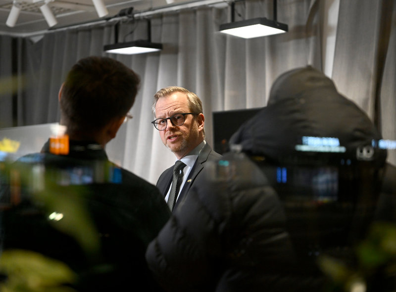 Finansminister Mikael Damberg (S) kommenterar Socialdemokraternas möte med verkställande utskottet på högkvarteret på Sveavägen i Stockholm på måndagskvällen.