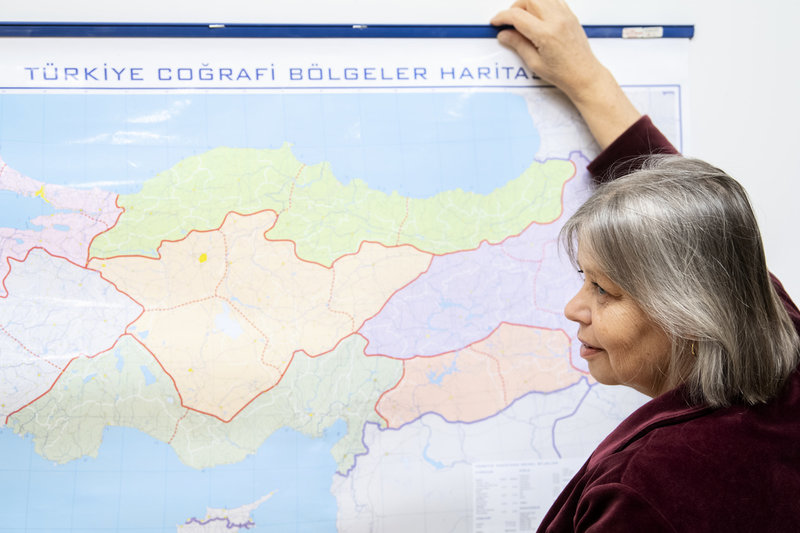 Turkiet- och Mellanösternanalytikern Bitte Hammargren framför en karta över Turkiet. Arkivbild.