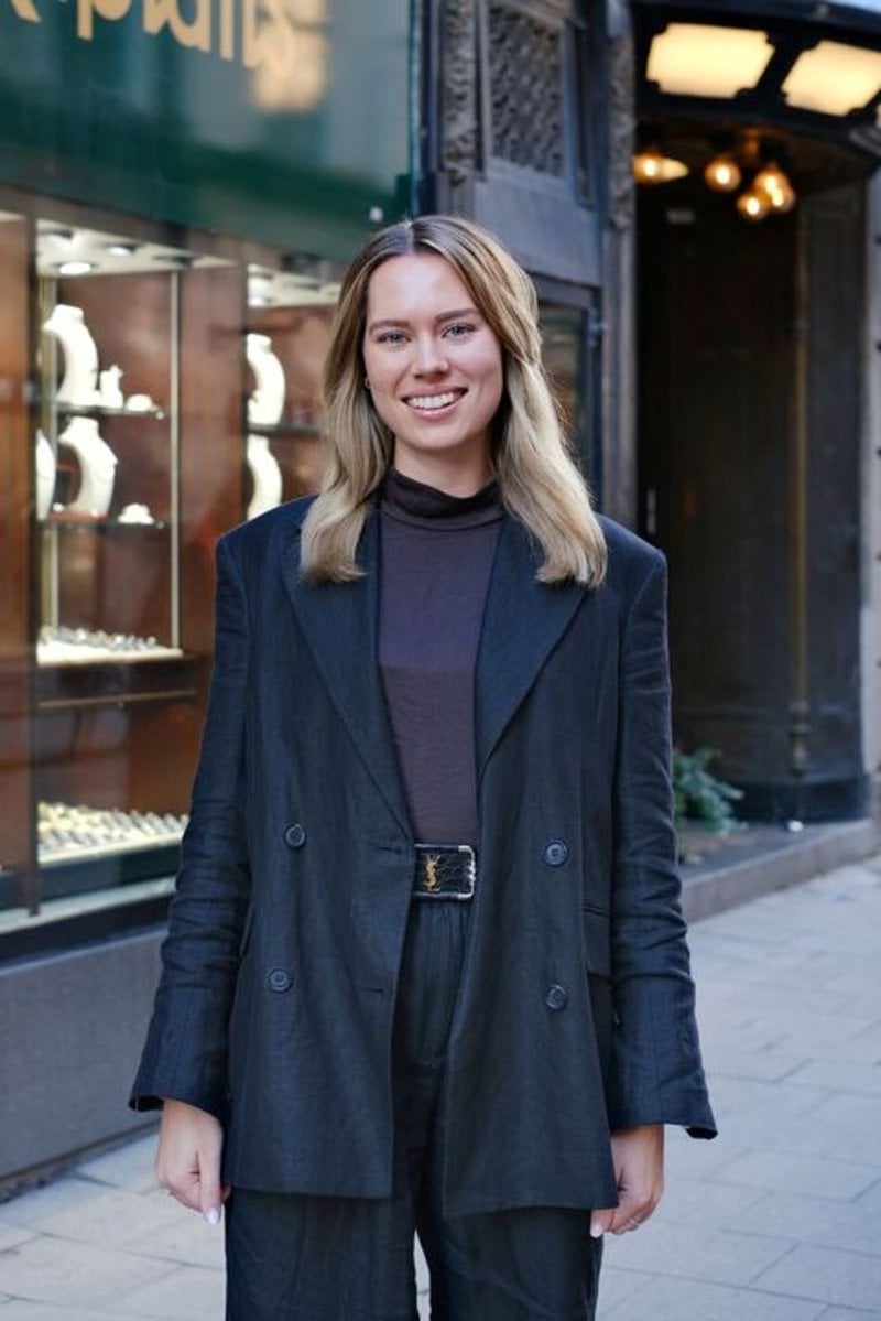 Isabelle Käck Wedelin är tillförordnad modechef på Kaplans Auktioner. Pressbild.