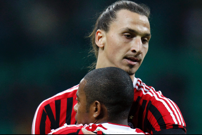 Zlatan Ibrahimovic får en kram av Robinho efter 2-0-målet.