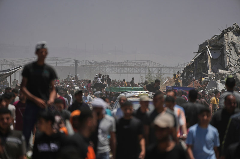 Stora folkmassor desperata palestinier samlas vid GHF:s centraler. Bild från den 29 maj.
