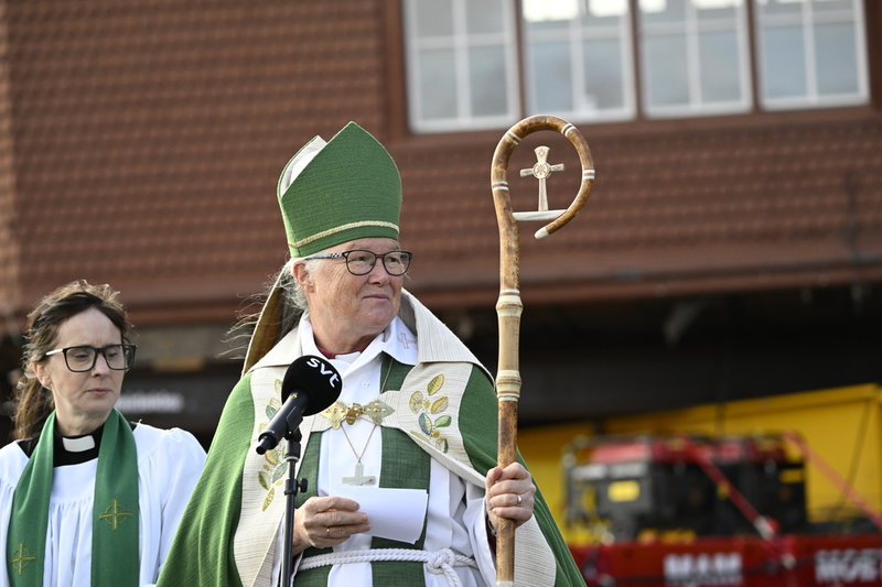 Åsa Nyström, biskop i Luleå stift, och kyrkoherde Lena Tjärnberg välsignade kyrkan och dess färd.