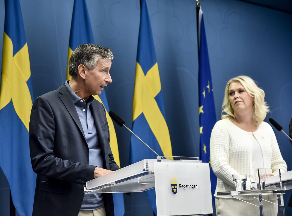 Sveriges vaccinsamordnare Richard Bergström och socialminister Lena Hellengren (S) ska hålla en presskonferens om hur många doser av vaccin mot covid-19 som Sverige fått. Arkivbild.