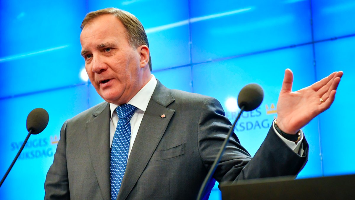 Politikern Stefan Löfven framför en blå bakgrund