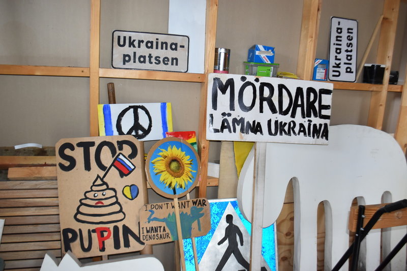 I aktivisten och ålänningen Mosse Walléns förråd finns en hel uppsättning med protestplakat som han använder när han protesterar mot Rysslands krig i Ukraina.
