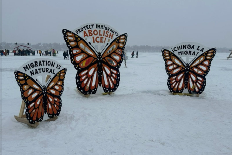 Vissa gräsrotsaktivister i Minneapolis-Saint Paul protesterade mot de federala räderna mot papperslösa genom att göra konst. Fjärilen är en symbol för migration.