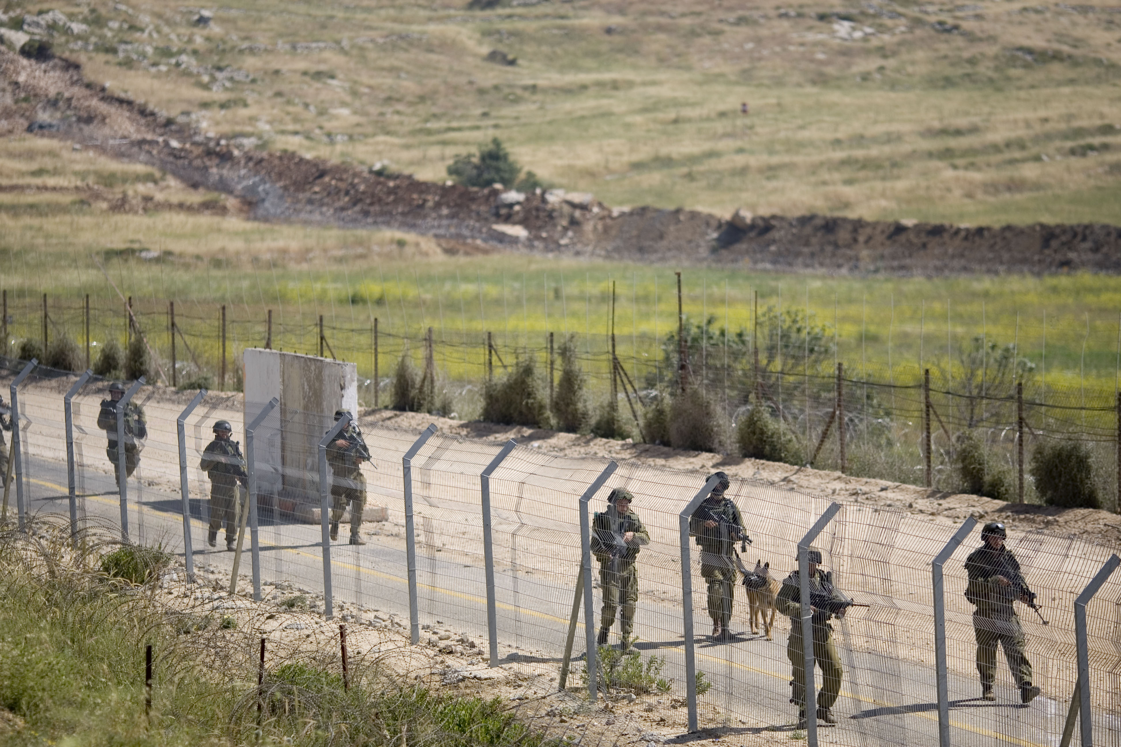 Israelisk militär patrullerade vid gränsen även tidigt på måndagen.