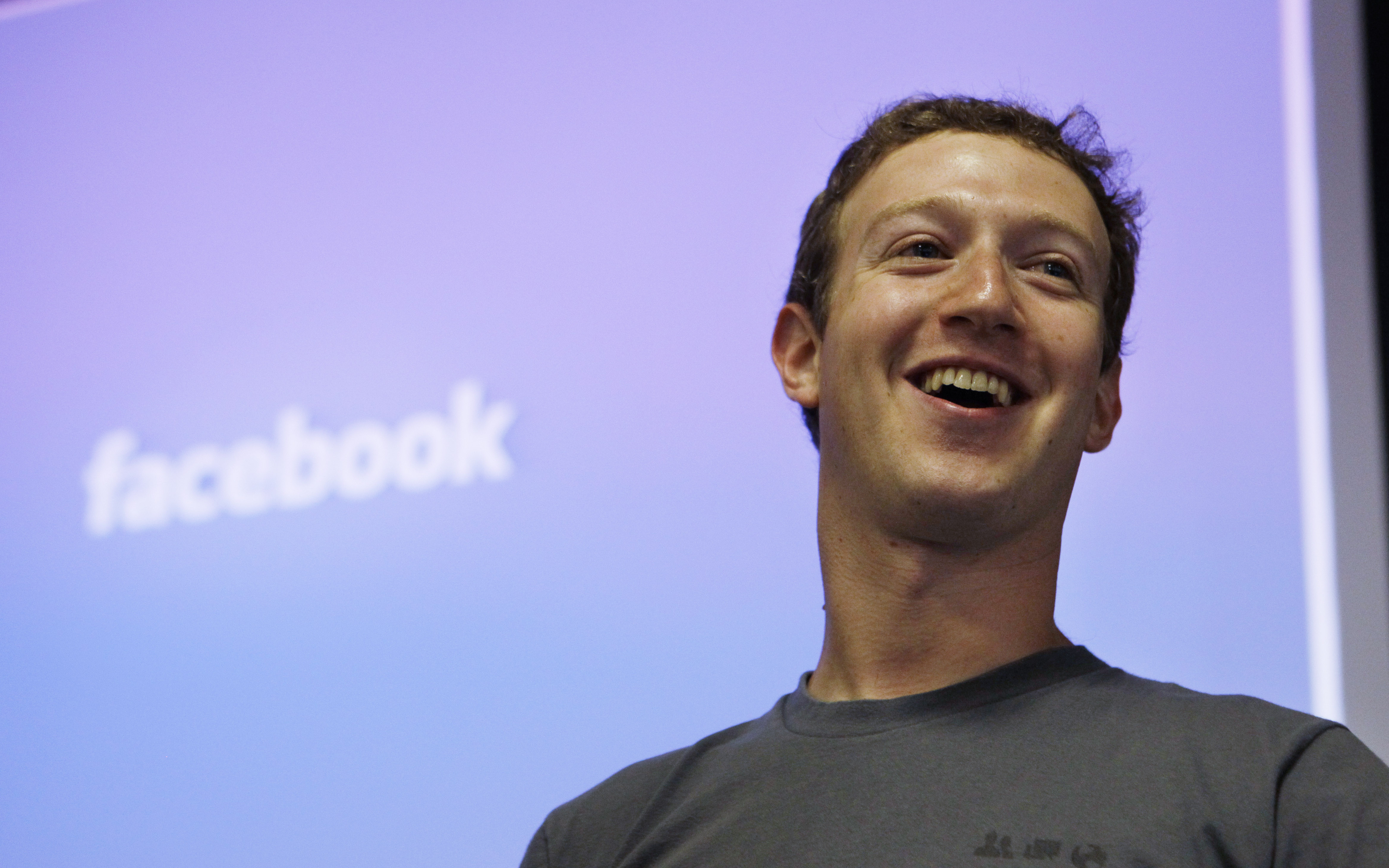 Facebookgrundaren Mark Zuckerberg skrattar hela vägen till banken.