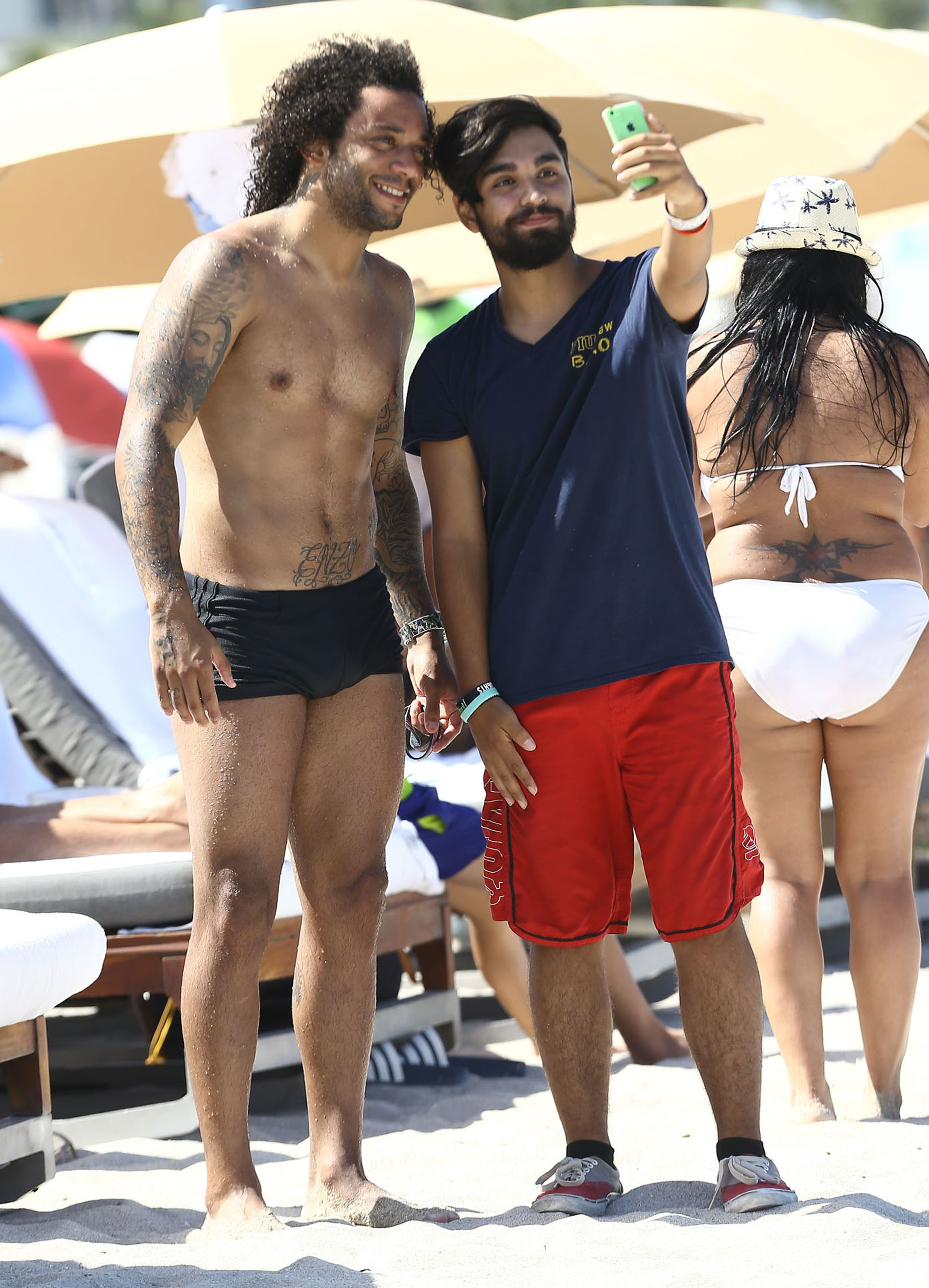 Marcelo trivs på stranden. Marcelo trivs på stranden.