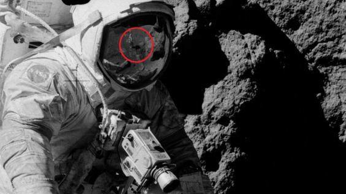 Bilden på en astronaut och dennes hjälm ska visa att månlandningen 1972 var fej.