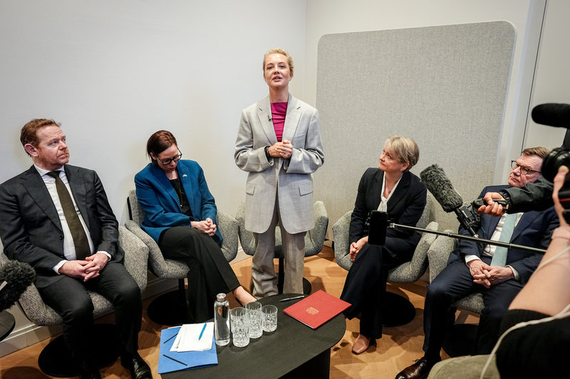 Julija Navalnaja under säkerhetskonferensen i München. Sveriges utrikesminister Maria Malmer Stenergard till vänster om henne.