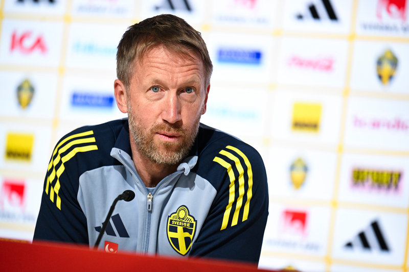 Graham Potter på presskonferensen i Genève.