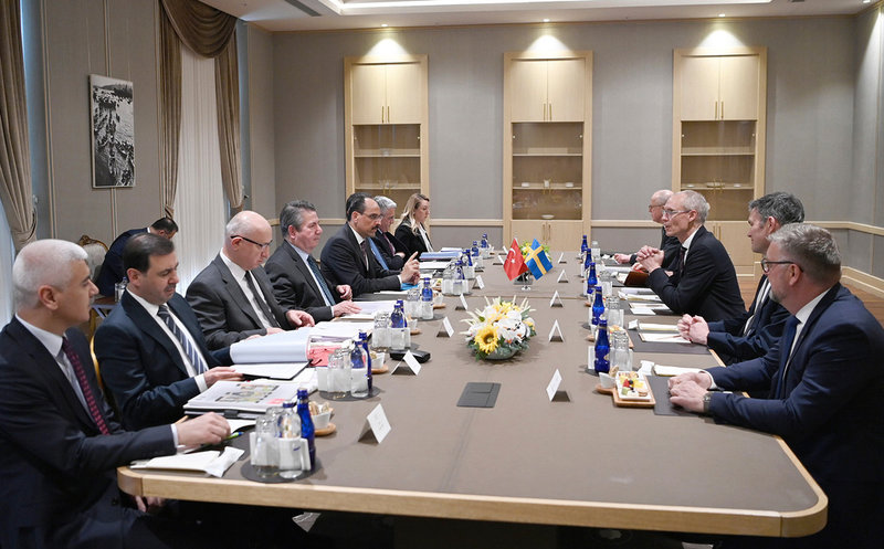 Turkiets delegation, till vänster, under mötet med Sveriges delegation till Ankara.