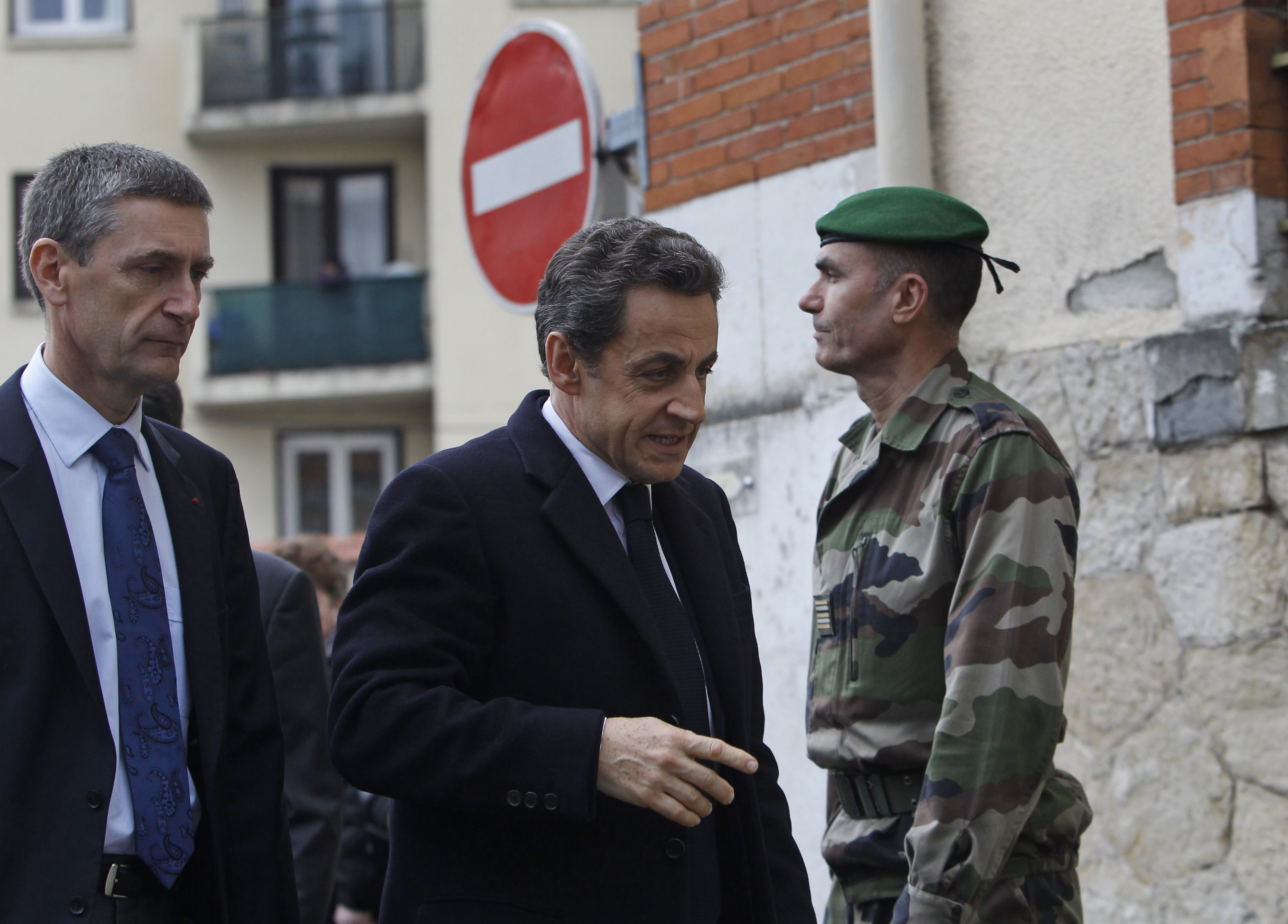 Jakten bevakas av medier i hela världen. Här syns Sarkozy i närheten av byggnaden där den misstänkte gömde sig. 