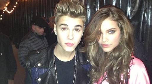 Justin Bieber fångades på bild där han stod tätt omslingrad med Victorias Secret-modellen Barbara Palvin, 19, – och innan någon visste ordet av så hade Justins vän lagt upp bilden på Twitter. Justin Bieber fångades på bild där han stod tätt omslingrad med Victorias Secret-modellen Barbara Palvin, 19, – och innan någon visste ordet av så hade Justins vän lagt upp bilden på Twitter.