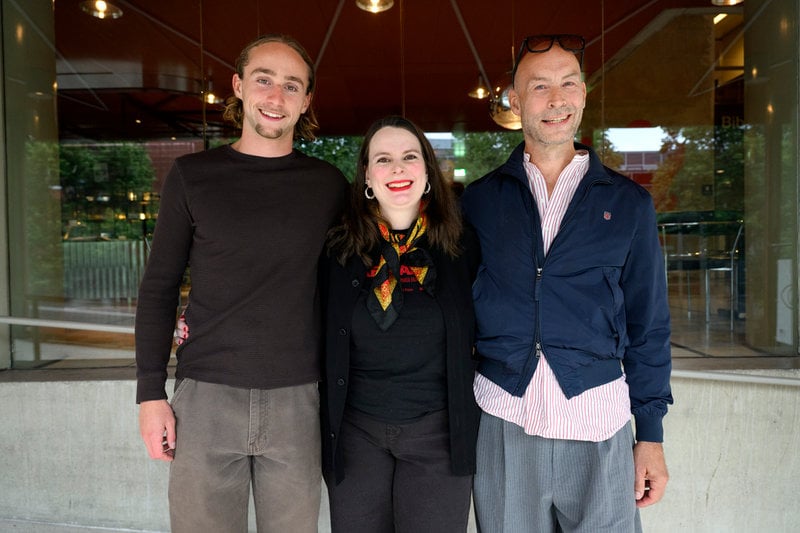 Josef Hersh, regissören Maria Eriksson-Hecht och Torkel Petersson som gör "Kevlarsjäl".